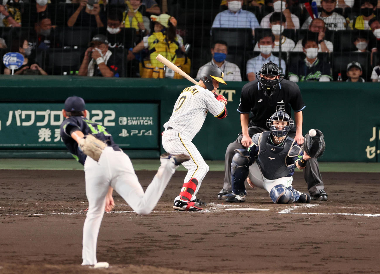 阪神対ヤクルト　4回阪神無死満塁、四球を選び押し出しとなる木浪。投手は高梨（撮影・加藤哉）