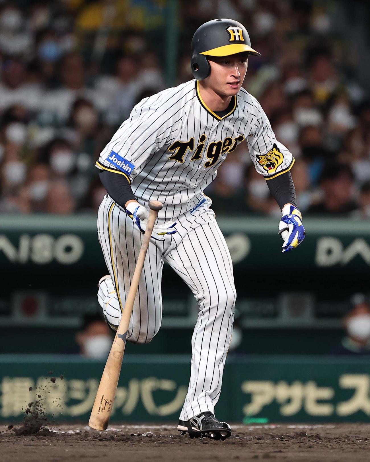 阪神対ヤクルト　4回裏阪神2死満塁、近本は右へ走者一掃の適時三塁打を放つ（撮影・上田博志）