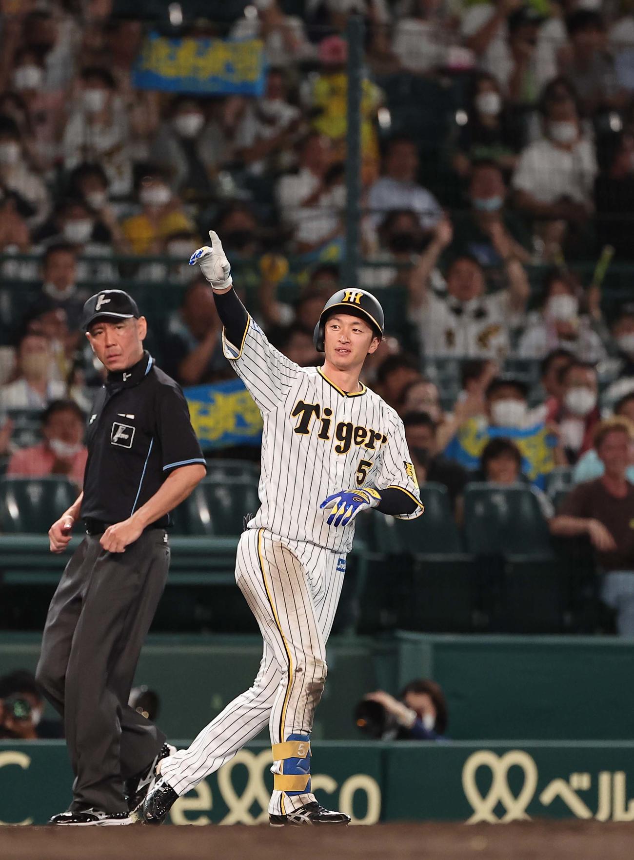 阪神対ヤクルト　4回裏阪神2死満塁、近本は右へ走者一掃の適時三塁打を放ちベンチに向かってポーズを決める（撮影・上田博志）