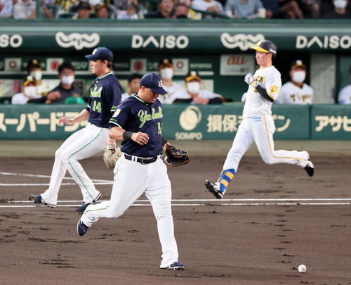 阪神対ヤクルト 1回裏阪神2死、オスナは近本の打球をエラーする。左は高梨(撮影・加藤哉)