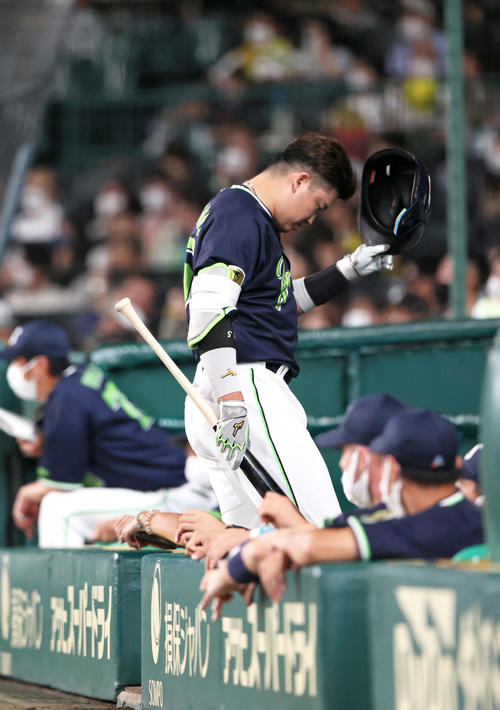 阪神対ヤクルト 7回表ヤクルト無死一塁、二ゴロ併殺打に終わりベンチへ戻る村上(撮影・上山淳一)