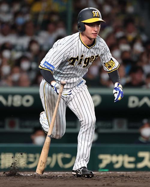 阪神対ヤクルト 4回裏阪神2死満塁、近本は右へ走者一掃の適時三塁打を放つ(撮影・上田博志)
