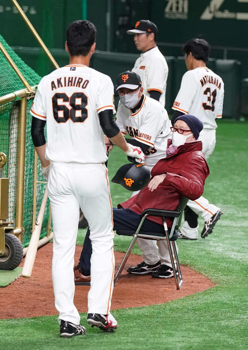 打撃練習する巨人秋広（左）を呼ぶ長嶋終身名誉監督。中央は原監督（2021年3月2日撮影）