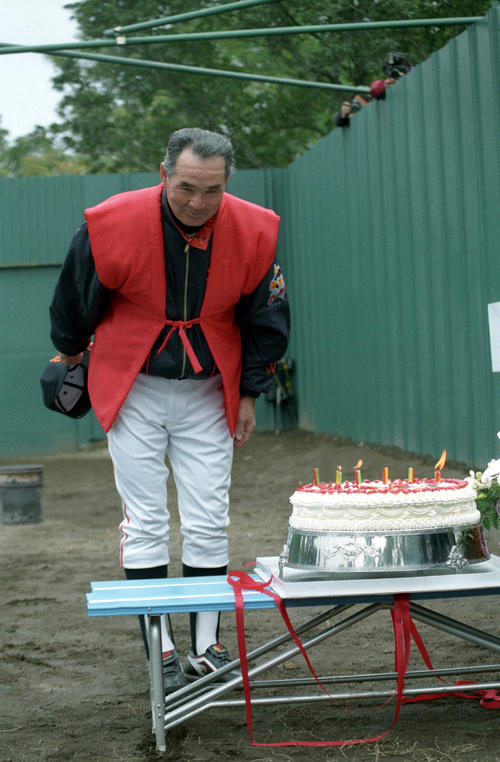 96年2月　巨人春季キャンプ　還暦を迎え赤いちゃんちゃんこを着た長嶋茂雄監督