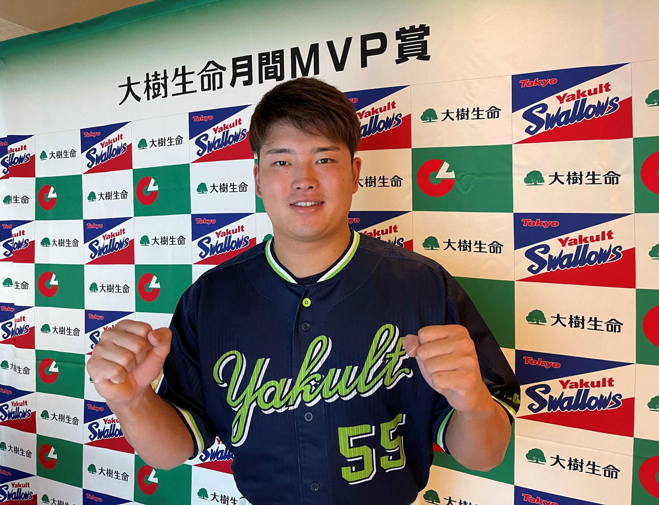 8月度の「大樹生命月間MVP賞」を受賞し、喜ぶヤクルト村上（球団提供）