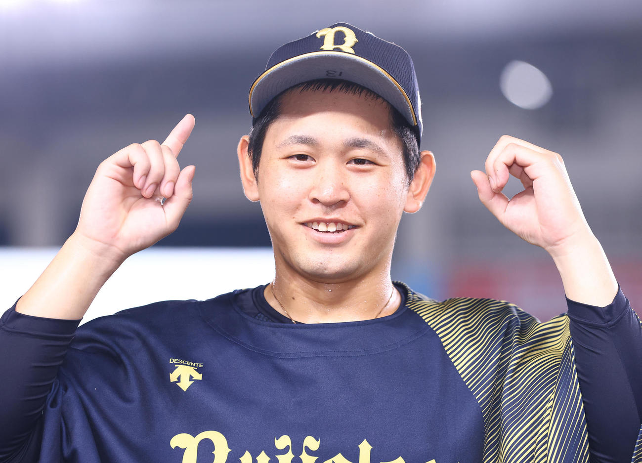 22年9月4日　ロッテ対オリックス　10勝目を挙げたオリックス宮城は笑顔で写真に納まる（撮影・垰建太）