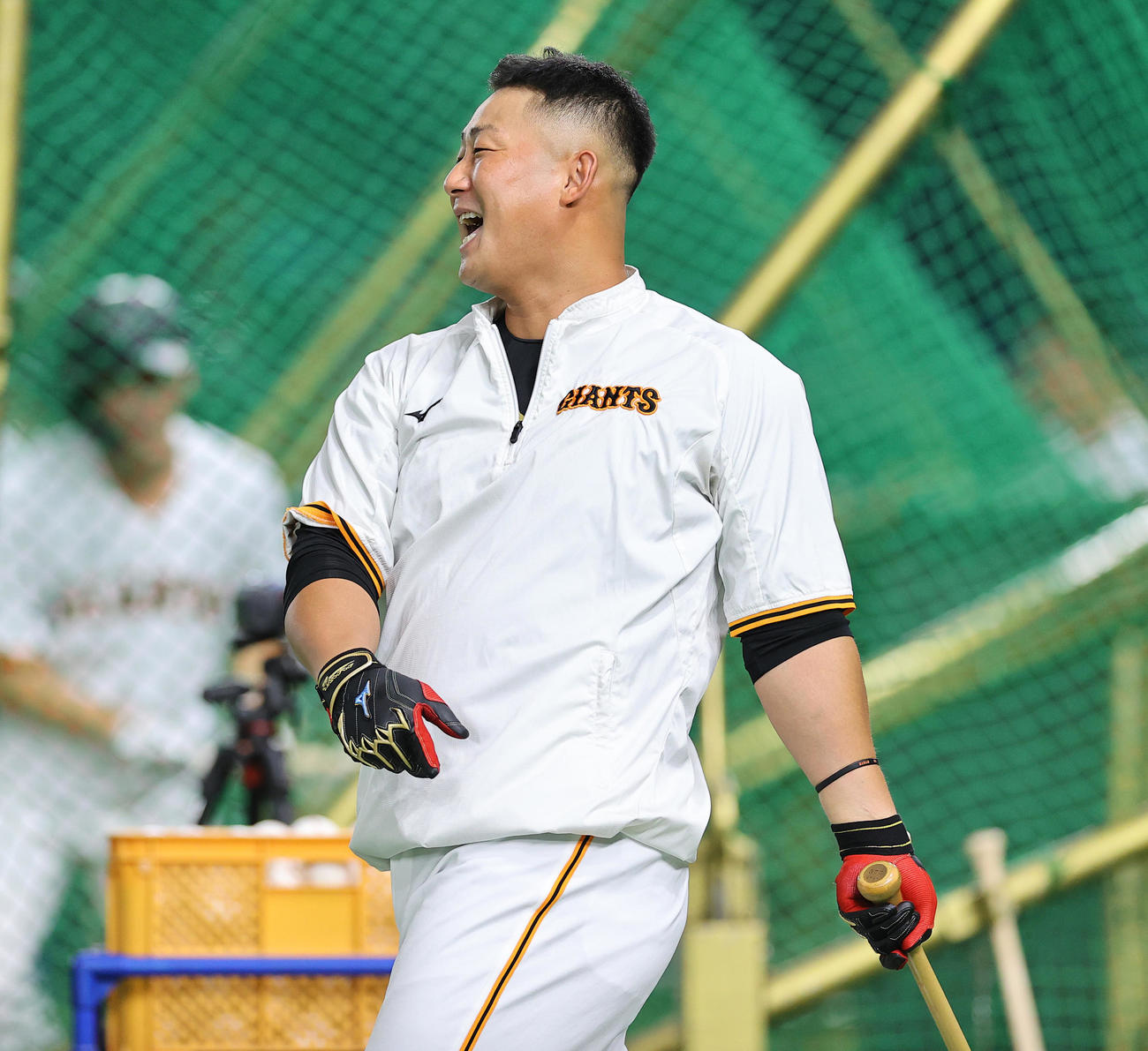 巨人対DeNA　試合前、笑顔を見せながら練習に臨む巨人中田（撮影・垰建太）