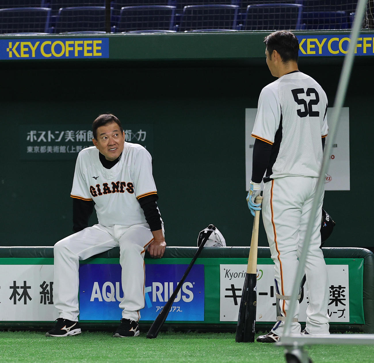 巨人対DeNA　試合前、巨人原監督（左）は北村に声をかける（撮影・垰建太）