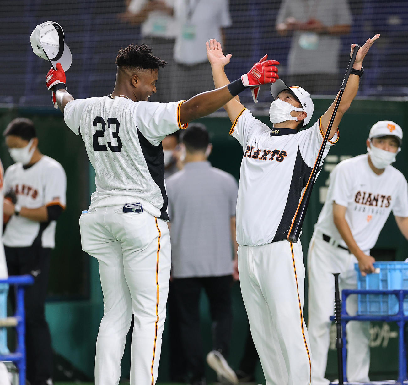 巨人対DeNA　試合前練習中、巨人ポランコ（左）とあいさつを交わす阿部コーチ（撮影・垰建太）