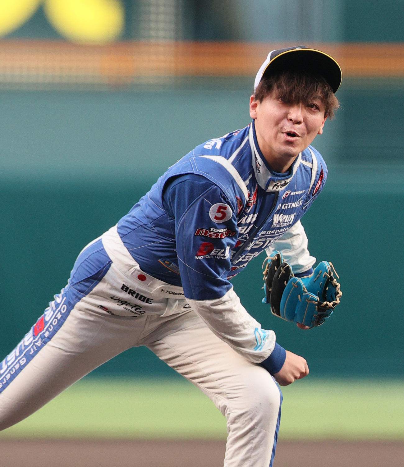 阪神対ヤクルト　ファーストピッチを行う三友商事・GTレーサー冨林勇佑（撮影・上山淳一）
