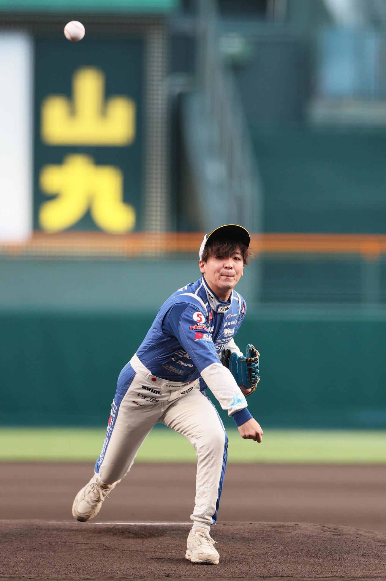 阪神対ヤクルト　ファーストピッチを行う三友商事・GTレーサー冨林勇佑（撮影・上山淳一）