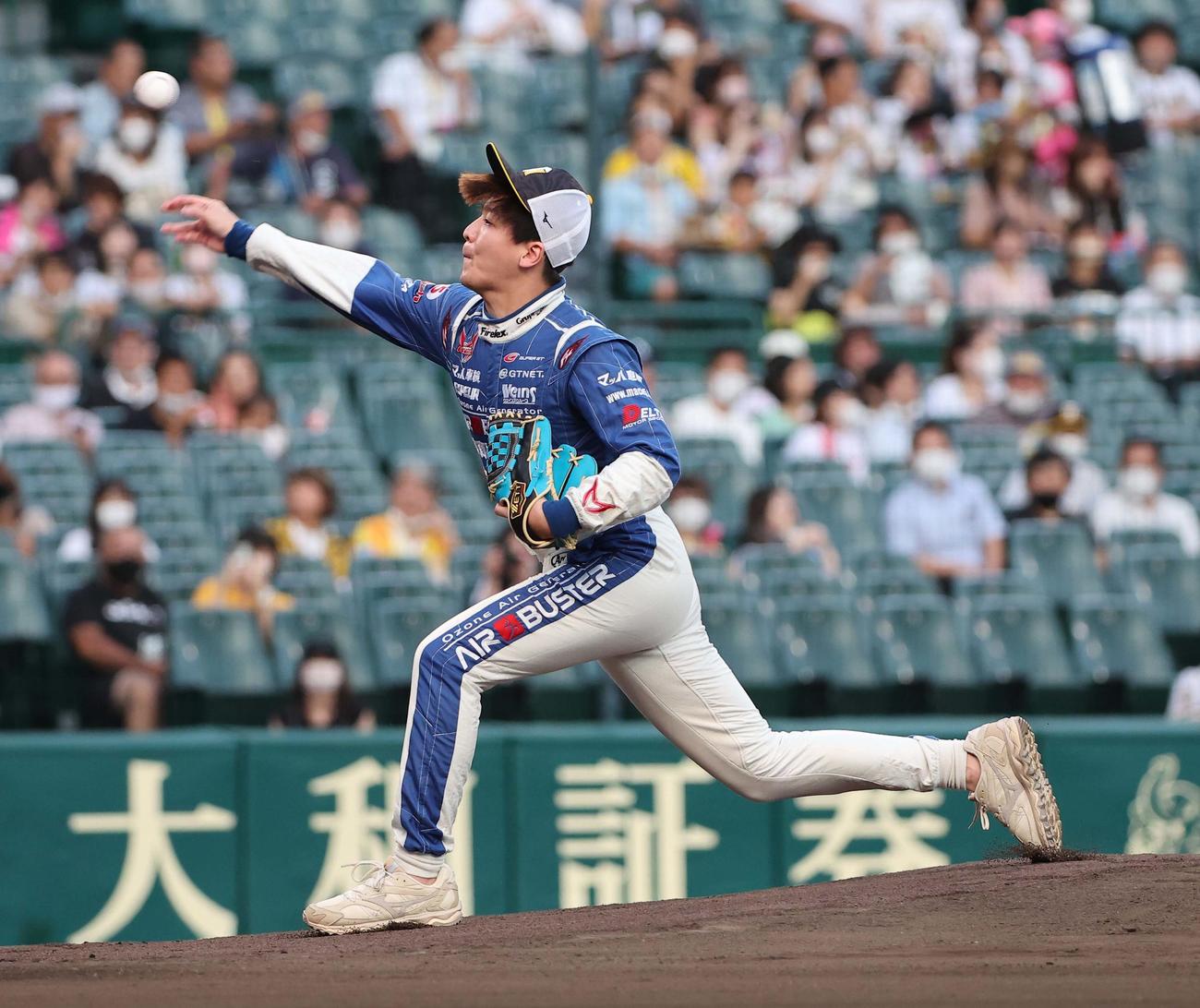 阪神対ヤクルト　ファーストピッチセレモニーを務めるeスポーツレーサー兼リアルレーサーの冨林（撮影・上田博志）