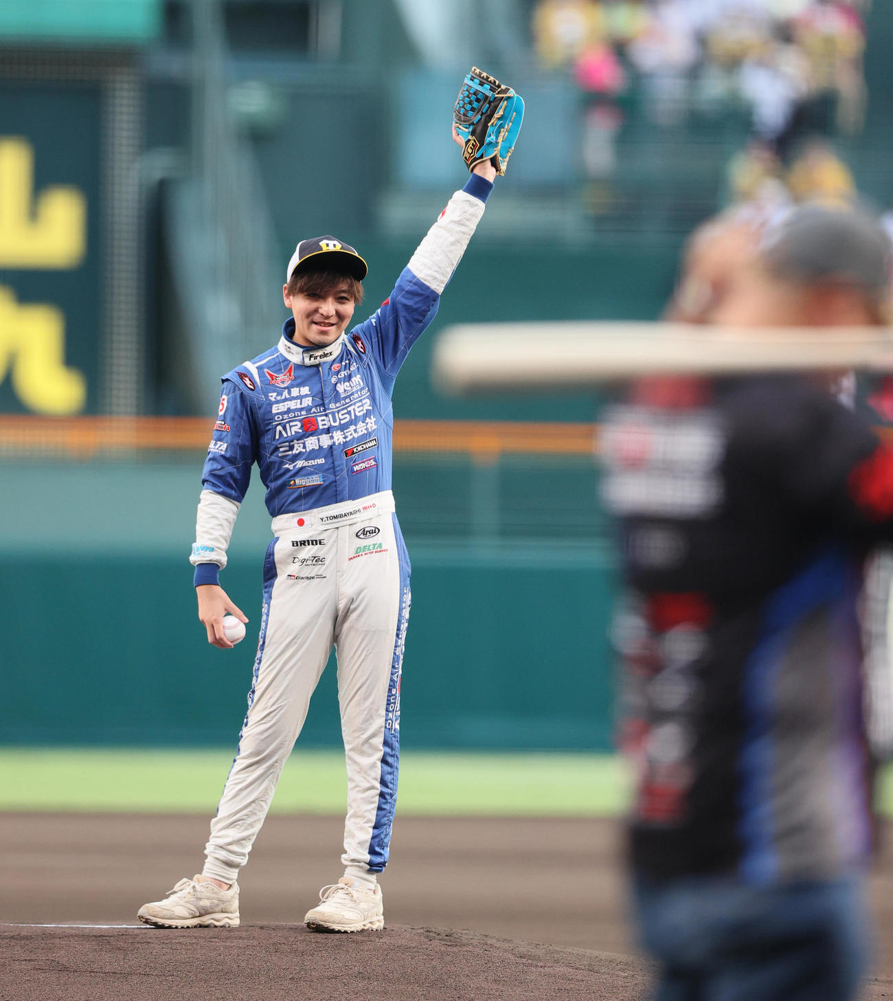 阪神対ヤクルト　ファーストピッチを行う三友商事・GTレーサー冨林勇佑（撮影・上山淳一）