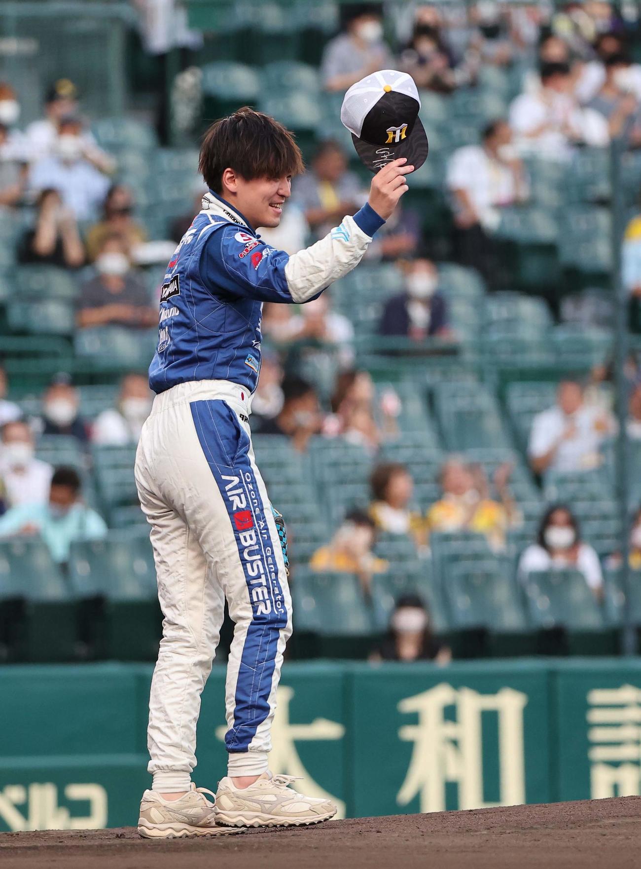 阪神対ヤクルトファーストピッチセレモニーを務めるeスポーツレーサー兼リアルレーサーの冨林（撮影・上田博志）