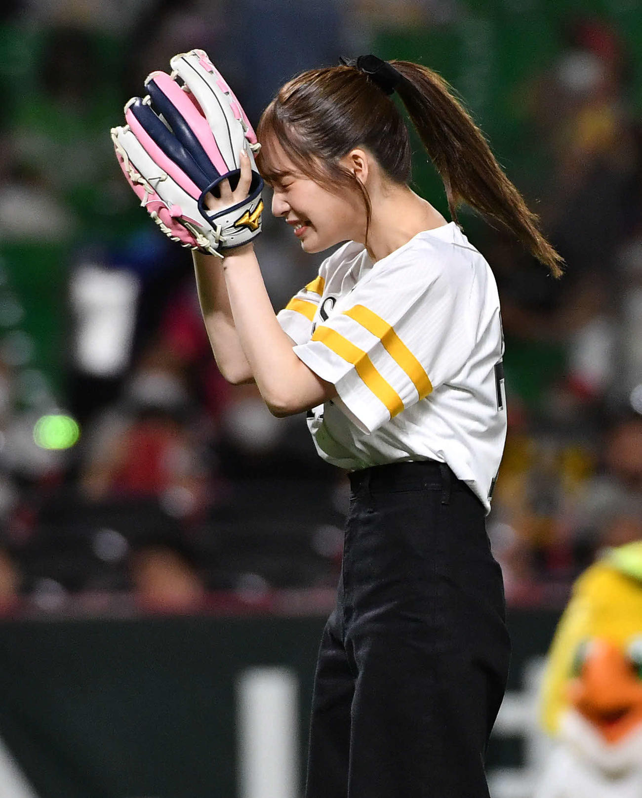 ソフトバンク対楽天　セレモニアルピッチを務めた、モデル・女優の那須ほほみ（撮影・岩下翔太）