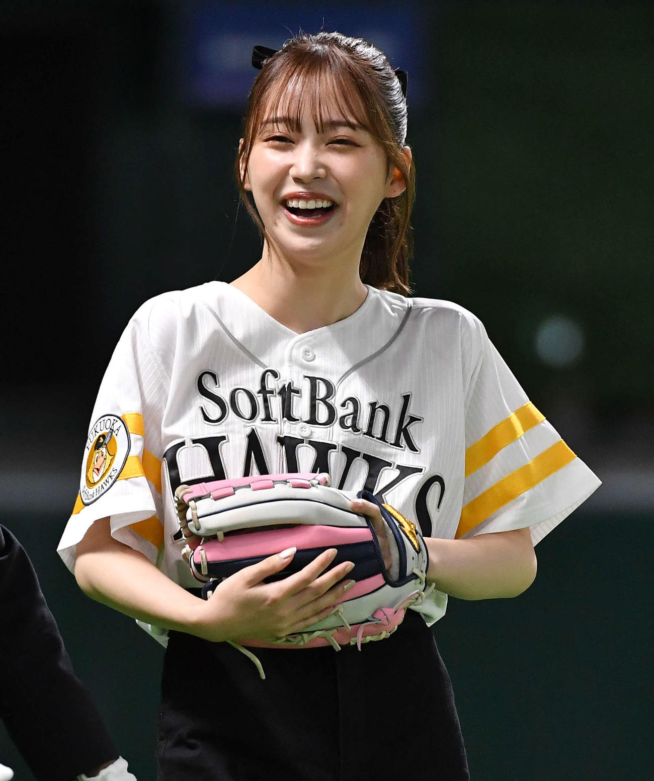 ソフトバンク対楽天　笑顔でグラウンドに登場するモデル・女優の那須ほほみ（撮影・岩下翔太）