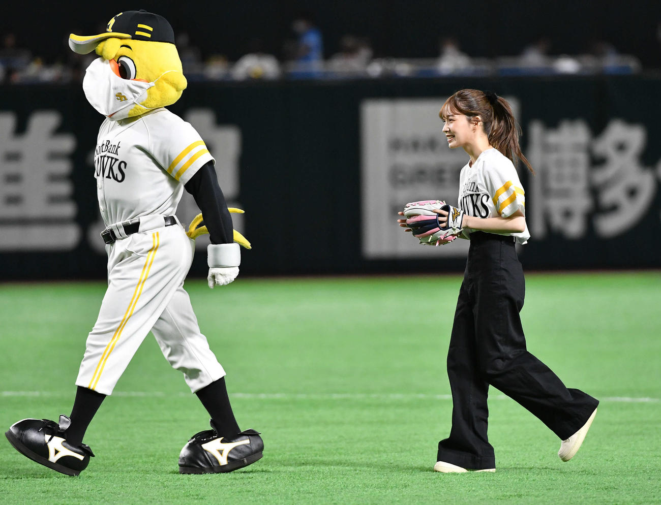 ソフトバンク対楽天　セレモニアルピッチのマウンドへ向かうモデル・女優の那須ほほみ（撮影・岩下翔太）
