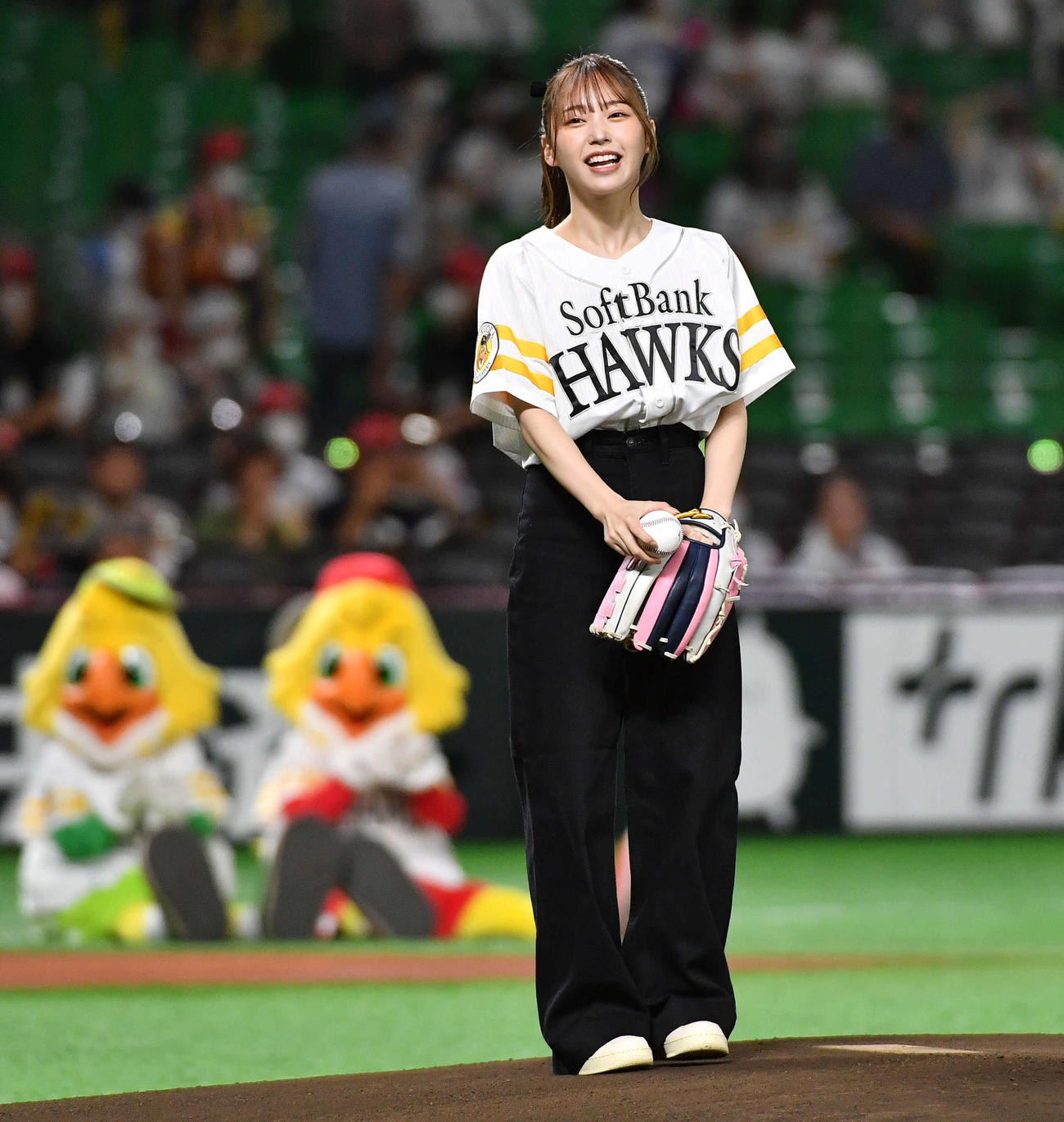 ソフトバンク対楽天　セレモニアルピッチを務めた、モデル・女優の那須ほほみ（撮影・岩下翔太）