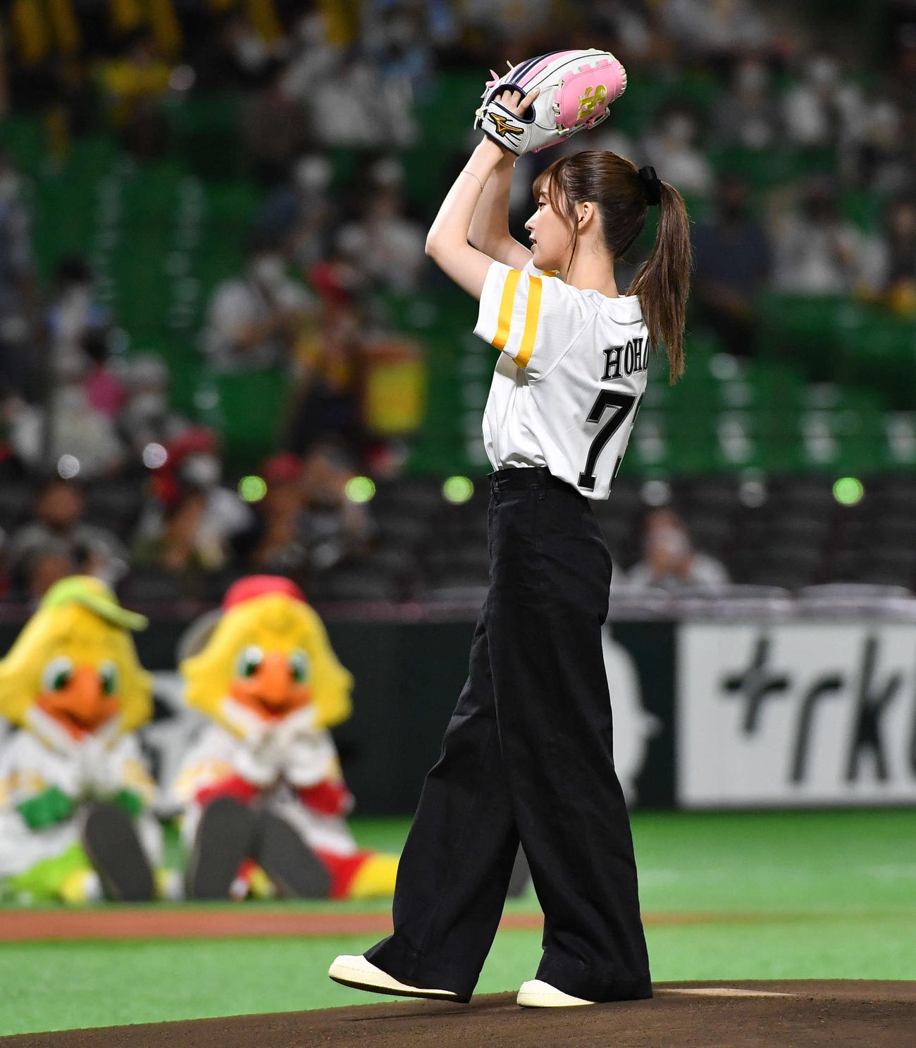 ソフトバンク対楽天　セレモニアルピッチを務めた、モデル・女優の那須ほほみ（撮影・岩下翔太）