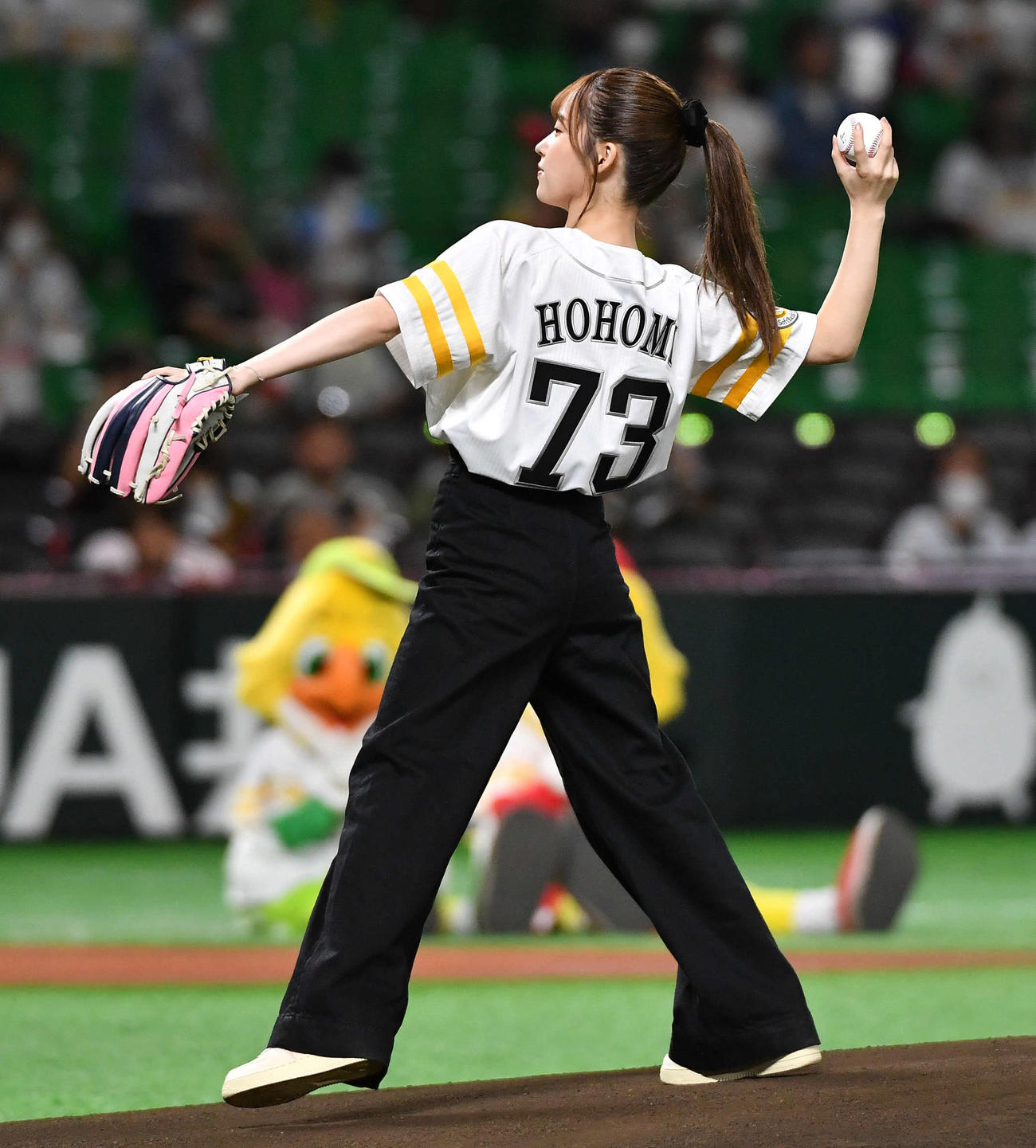 ソフトバンク対楽天　セレモニアルピッチを務めた、モデル・女優の那須ほほみ（撮影・岩下翔太）