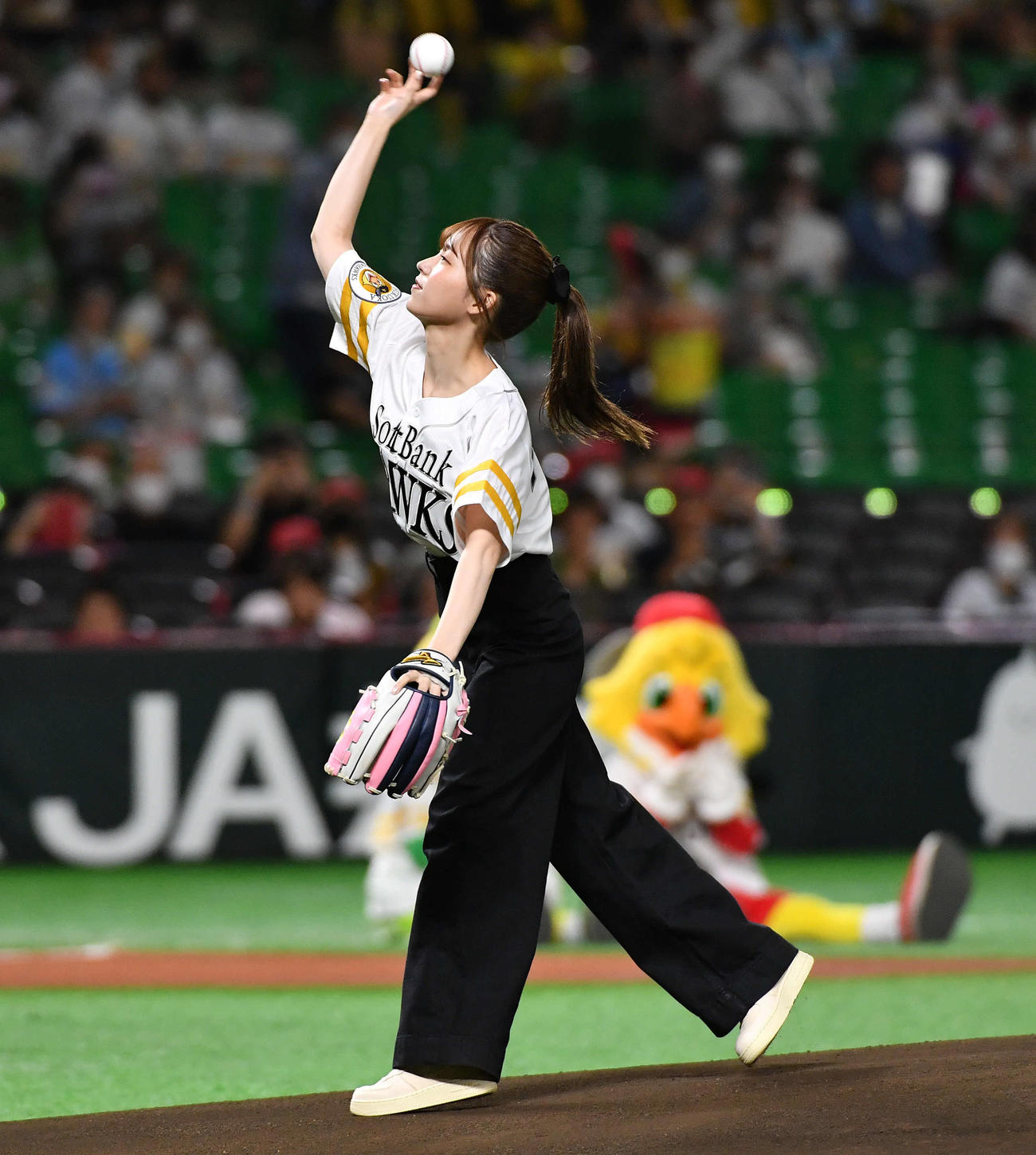 ソフトバンク対楽天　セレモニアルピッチを務めた、モデル・女優の那須ほほみ（撮影・岩下翔太）