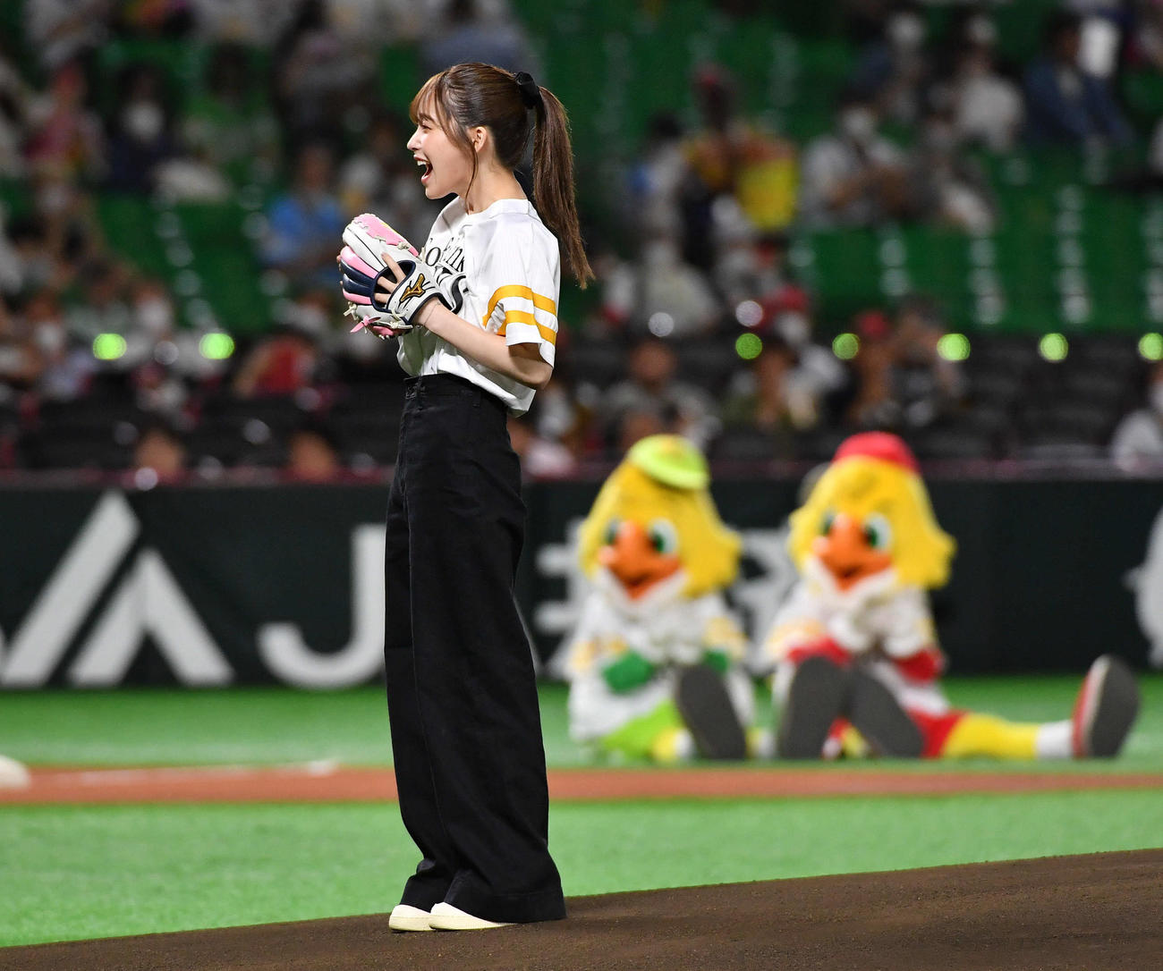 ソフトバンク対楽天　セレモニアルピッチを務めた、モデル・女優の那須ほほみ（撮影・岩下翔太）