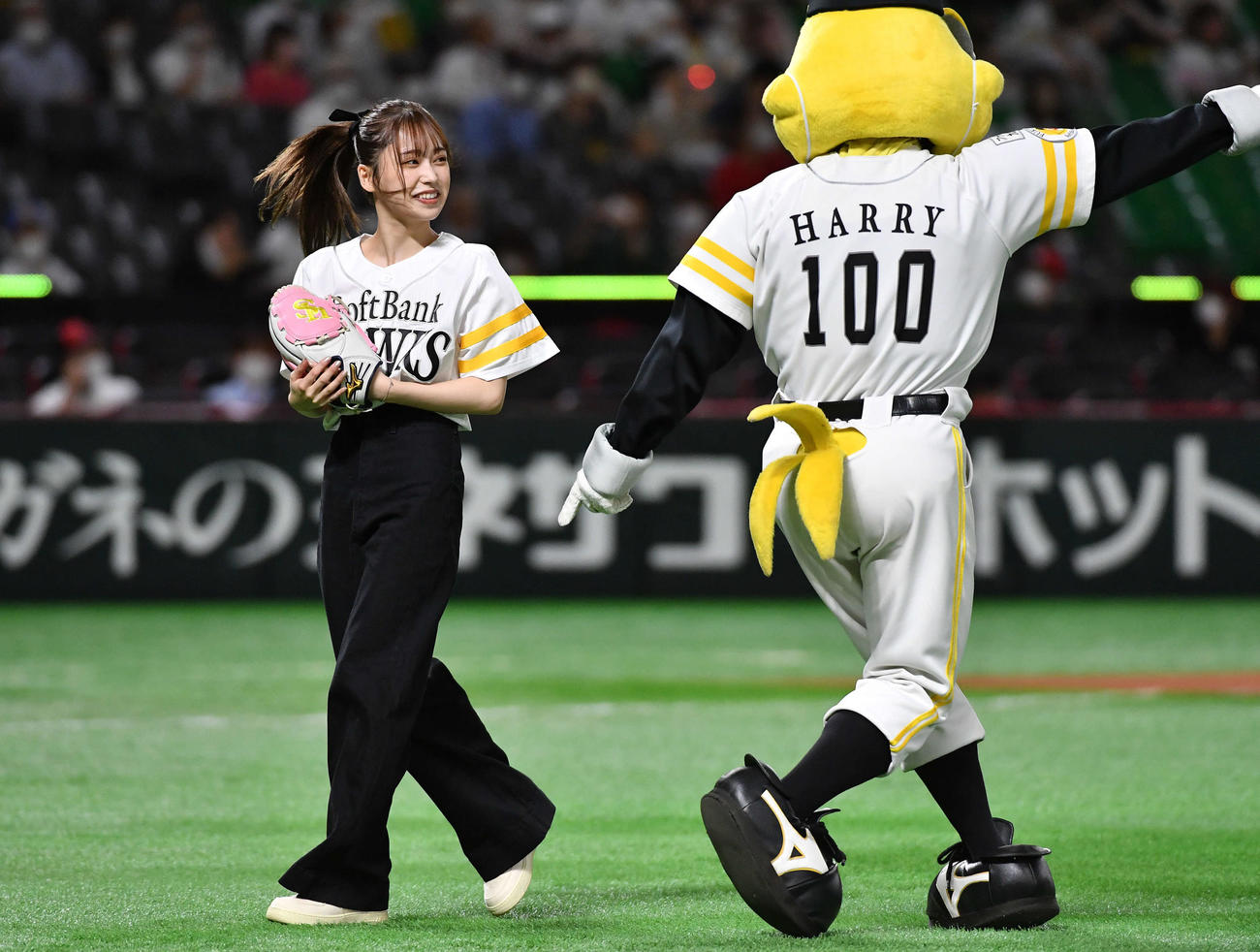 ソフトバンク対楽天　セレモニアルピッチを終え、笑顔で引き揚げるモデル・女優の那須ほほみ（撮影・岩下翔太）