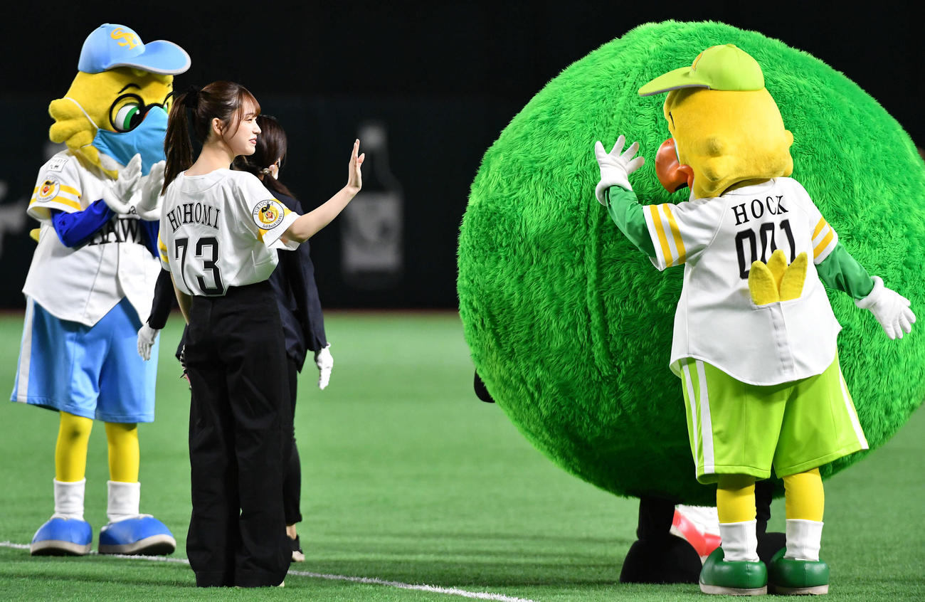 ソフトバンク対楽天　グラウンドに登場しホックホーク（右）に手を振るモデル・女優の那須ほほみ（撮影・岩下翔太）