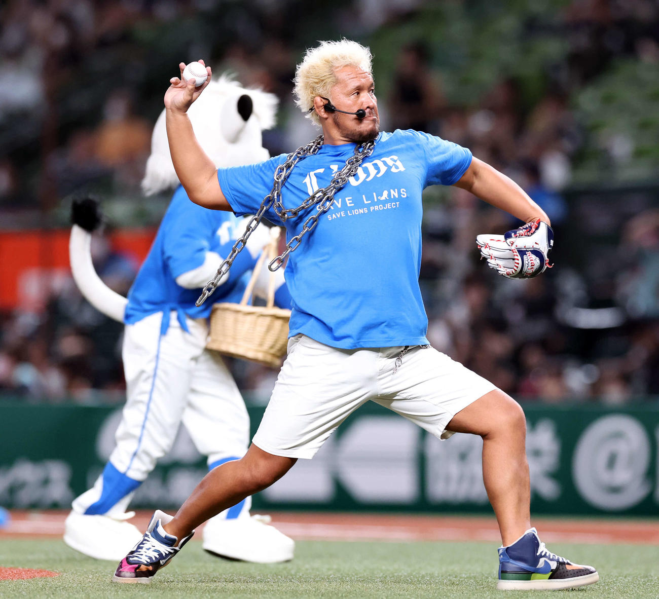 西武対ロッテ　セレモニアルピッチに登場した新日本プロレスの真壁刀義はストライクが入らずライナから「もう一球」とボールを渡され投げ込む（撮影・浅見桂子）