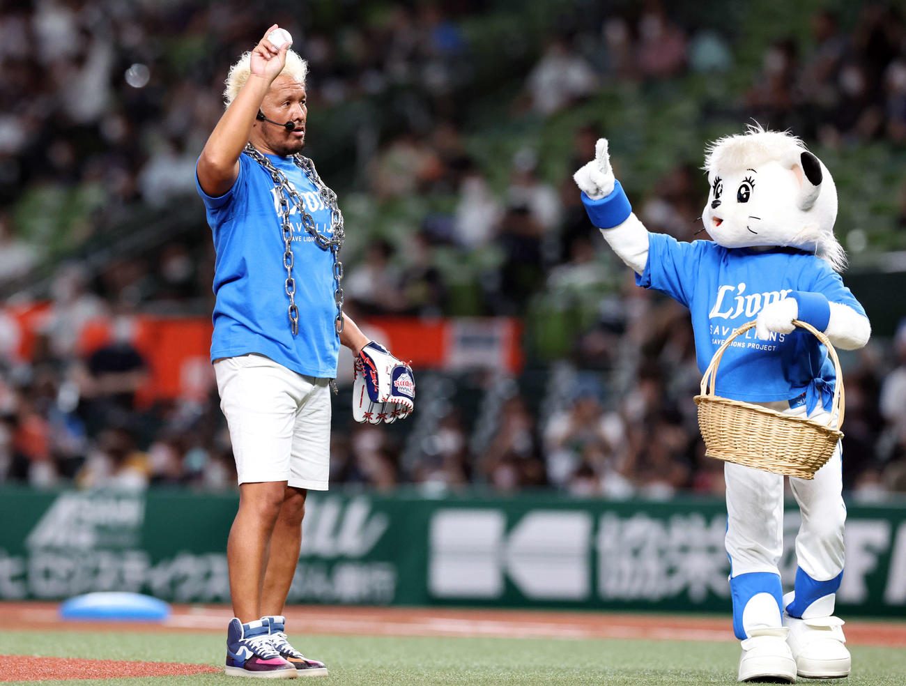 西武対ロッテ　セレモニアルピッチに登場した新日本プロレスの真壁刀義はストライクが入らずライナから「もう一球」とボールを渡される（撮影・浅見桂子）