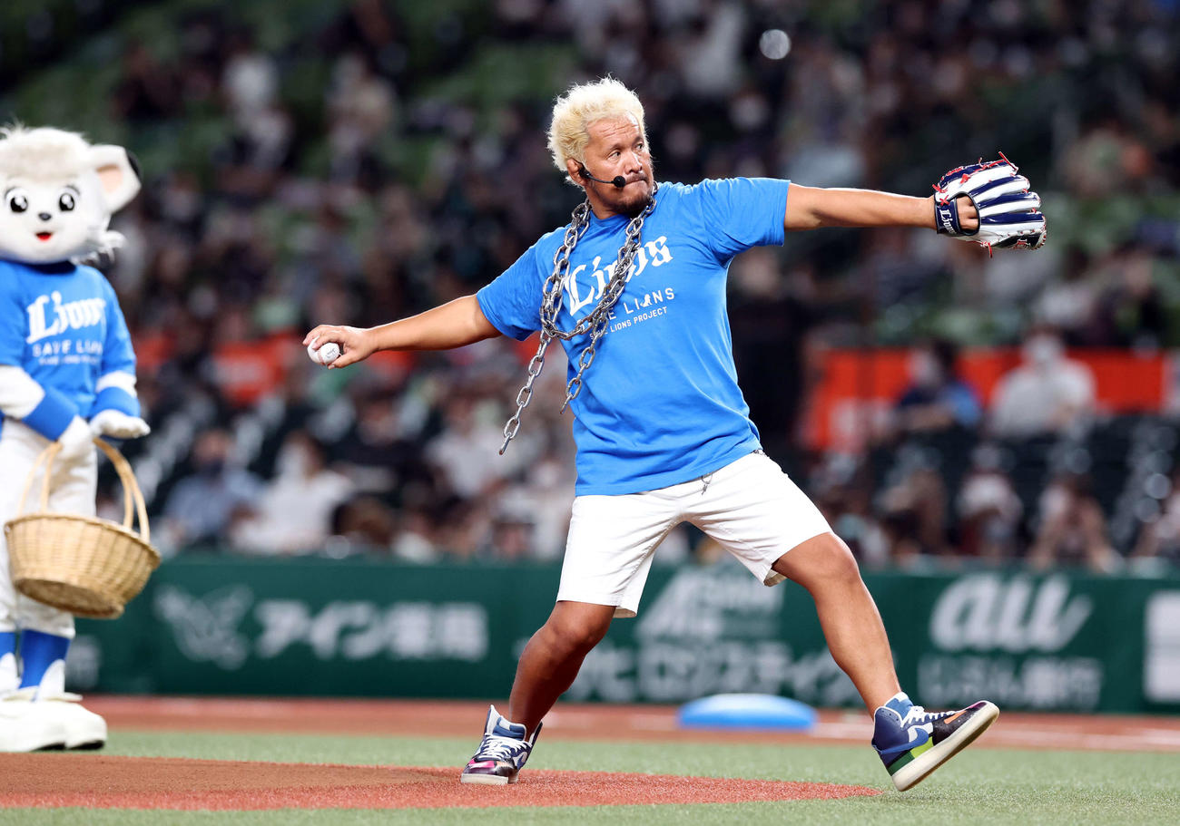 西武対ロッテ　セレモニアルピッチに登場した新日本プロレスの真壁刀義（撮影・浅見桂子）