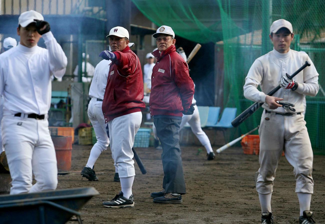 2007年、早大の練習を視察する広岡達朗氏（右）と談笑する早大・応武篤良監督