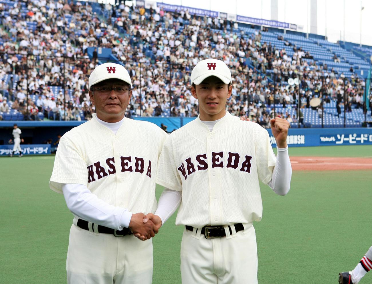 07年4月、東大との開幕戦で初勝利し応武監督（左）と握手をする早大・斎藤