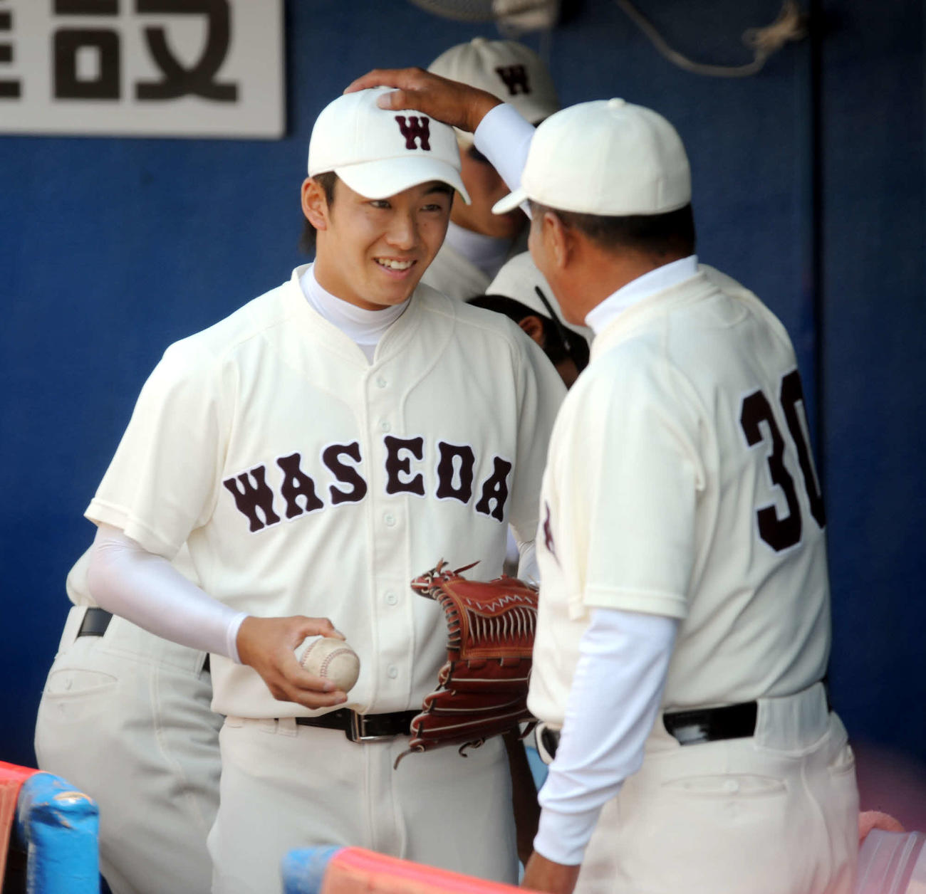 09年9月、東京6大学秋季リーグ戦・明大戦でピンチを切り抜け早大・応武監督（右）から頭をなでられる斎藤佑樹
