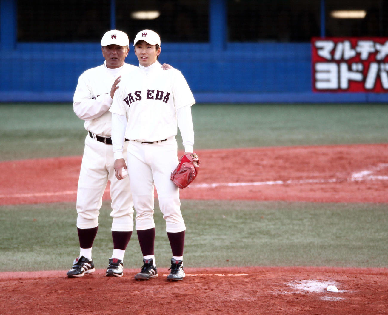 10年11月、明治神宮大会最終日　大学の部決勝　東海大対早大　9回、マウンドに上がった早大・斎藤は応武監督のアドバイスに耳を傾けた