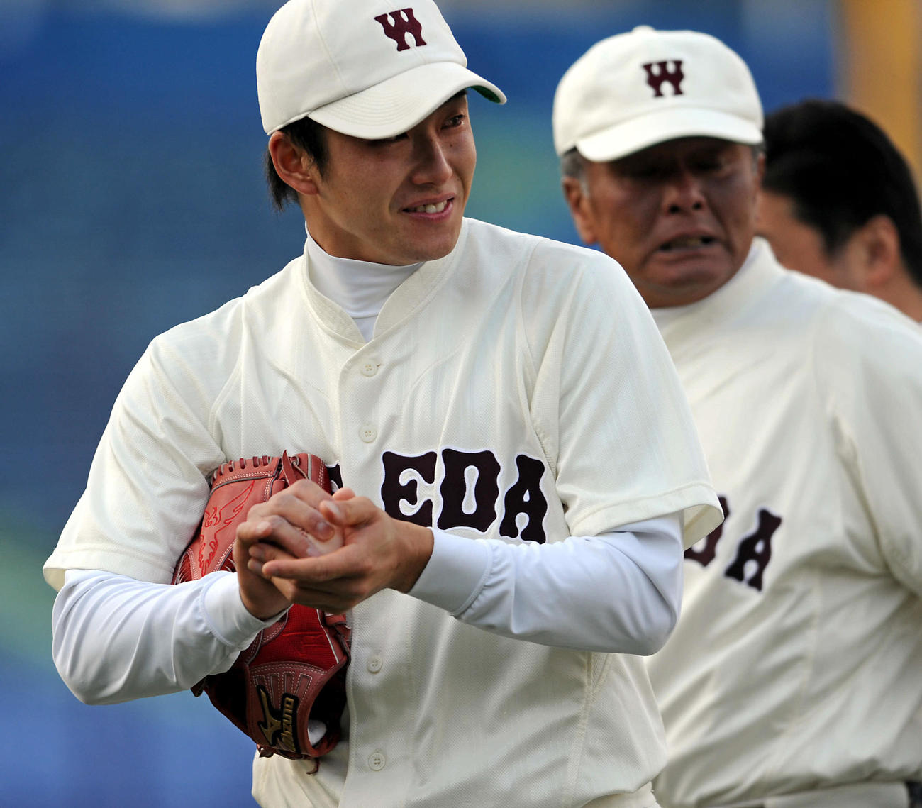 10年11月、ウイニングボールを泣きながら受け取った早大・斎藤。後方は同じく泣きながら引き揚げる応武監督