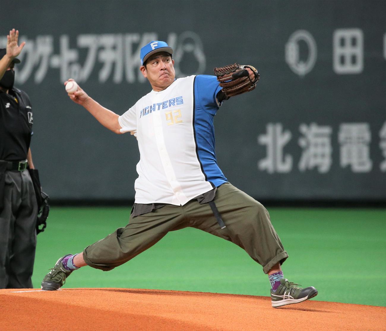 日本ハム対オリックス　始球式を務める俳優の宇梶剛士（撮影・黒川智章）