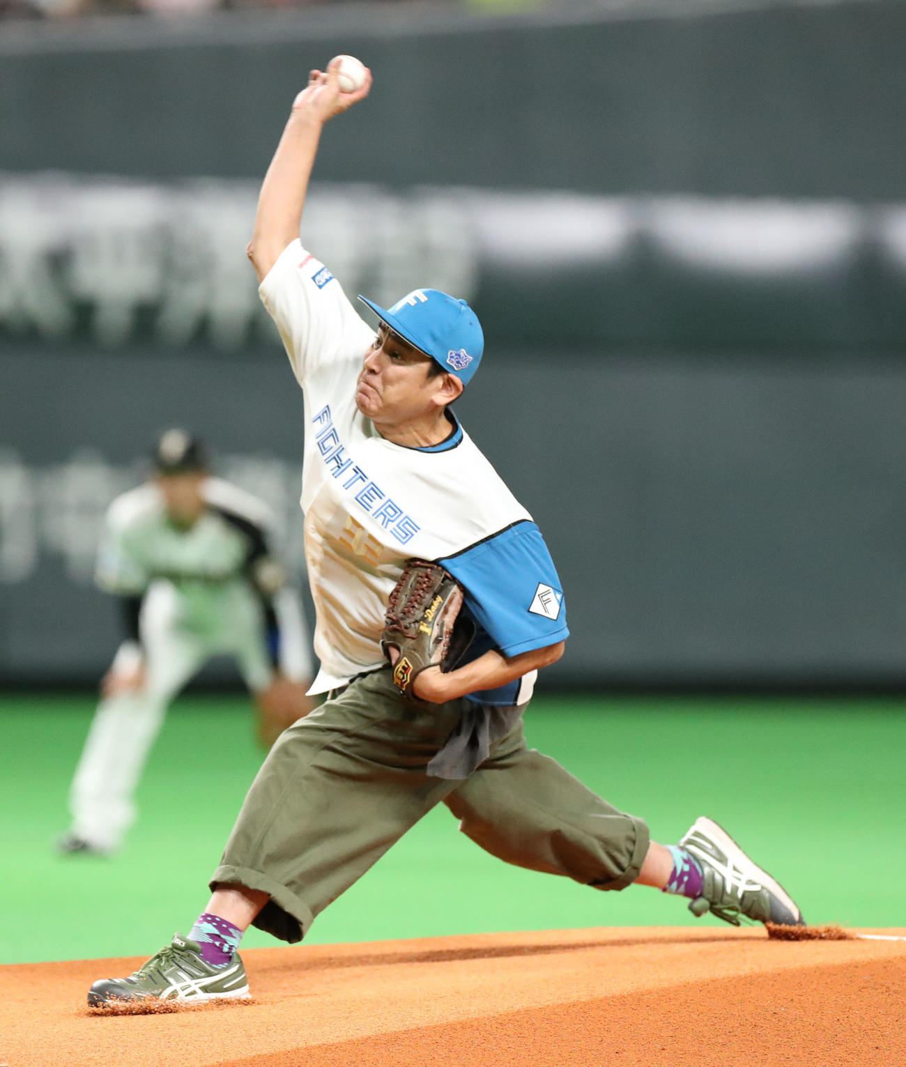日本ハム対オリックス　始球式を務める宇梶剛士（撮影・佐藤翔太）