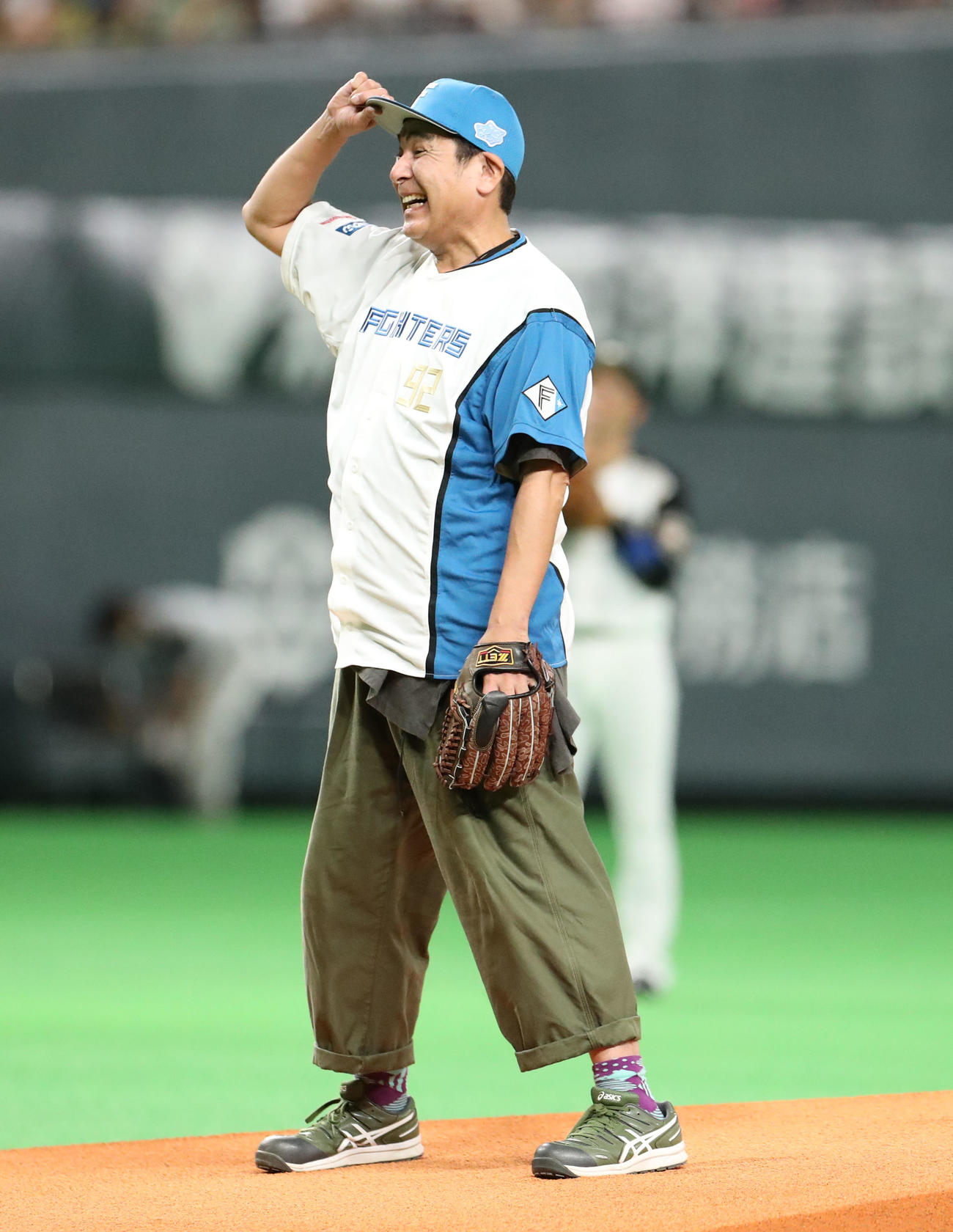 日本ハム対オリックス　始球式を務め笑顔を見せる宇梶剛士（撮影・佐藤翔太）