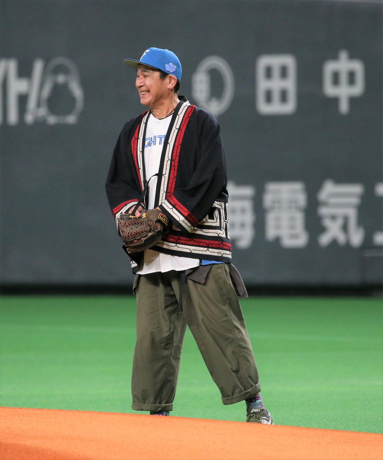 日本ハム対オリックス　始球式を務める俳優の宇梶剛士（撮影・黒川智章）