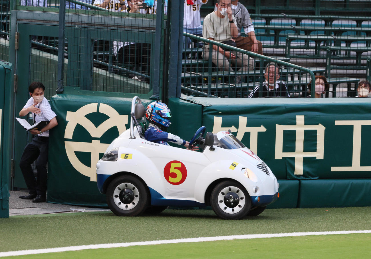 阪神対ヤクルト　ファーストピッチを行う冨林勇佑は特製ミニカーでグラウンド入り（撮影・加藤哉）