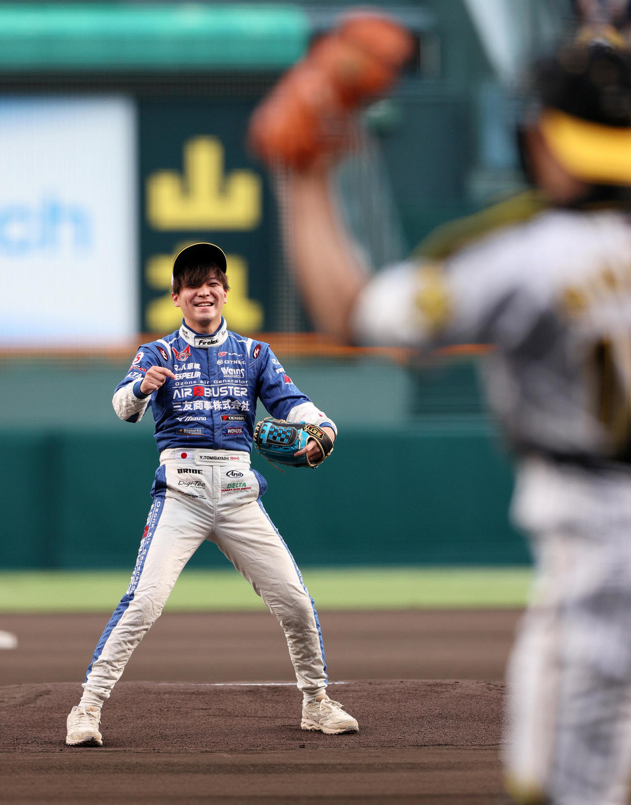阪神対ヤクルト　ファーストピッチを行う三友商事・GTレーサー冨林勇佑（撮影・上山淳一）