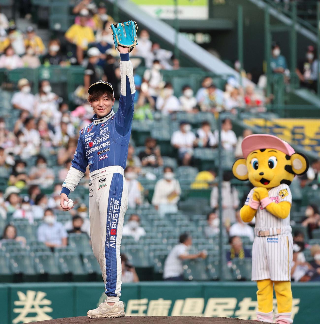 阪神対ヤクルト　ファーストピッチセレモニーを務めるeスポーツレーサー兼リアルレーサーの冨林（撮影・上田博志）