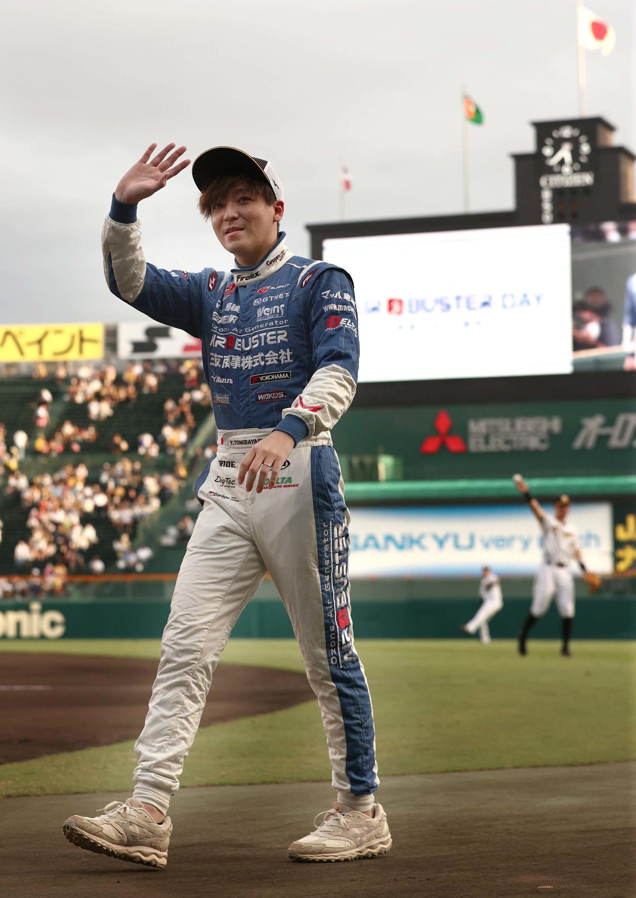 阪神対ヤクルト　ファーストピッチセレモニーを務めるeスポーツレーサー兼リアルレーサーの冨林（撮影・上田博志）