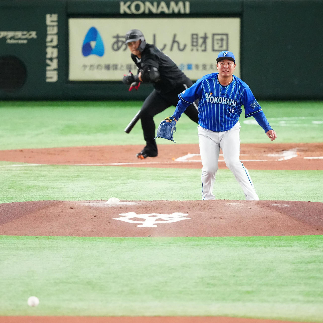 巨人対DeNA 1回裏巨人2死二塁、中田（後方）に先制適時打を浴びる浜口（撮影・江口和貴）