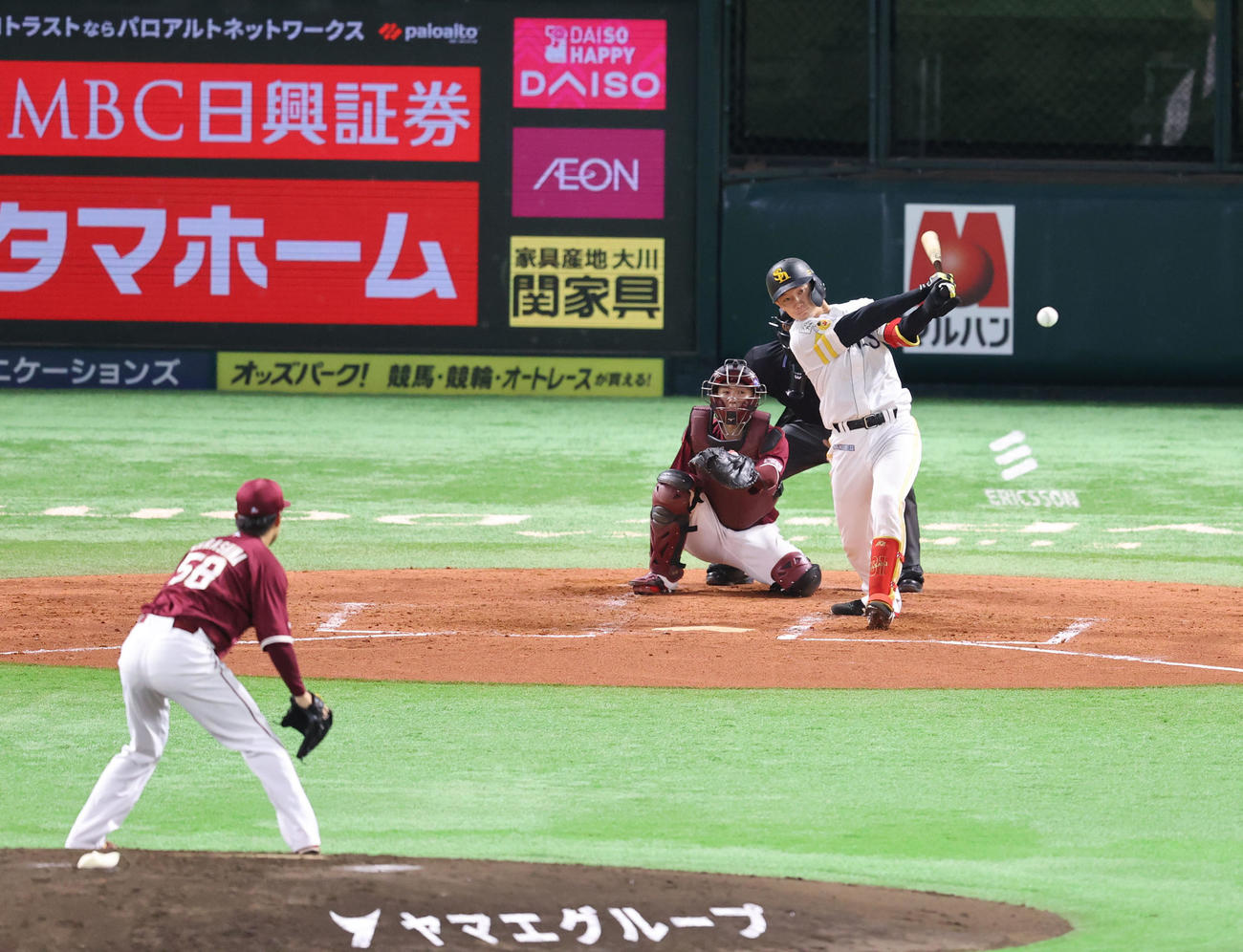 ソフトバンク対楽天　2回裏ソフトバンク1死、正木智也は左越え二塁打を放つ（撮影・梅根麻紀）