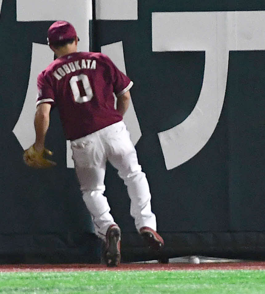 ソフトバンク対楽天　2回裏ソフトバンク1死、正木の打球は左中間フェンスの下に挟まり、エンタイトル二塁打となる（撮影・岩下翔太）