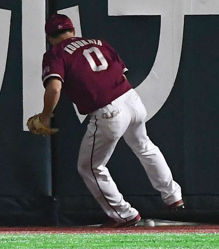 ソフトバンク対楽天　2回裏ソフトバンク1死、正木の打球は左中間フェンスの下に挟まり、エンタイトル二塁打となる（撮影・岩下翔太）