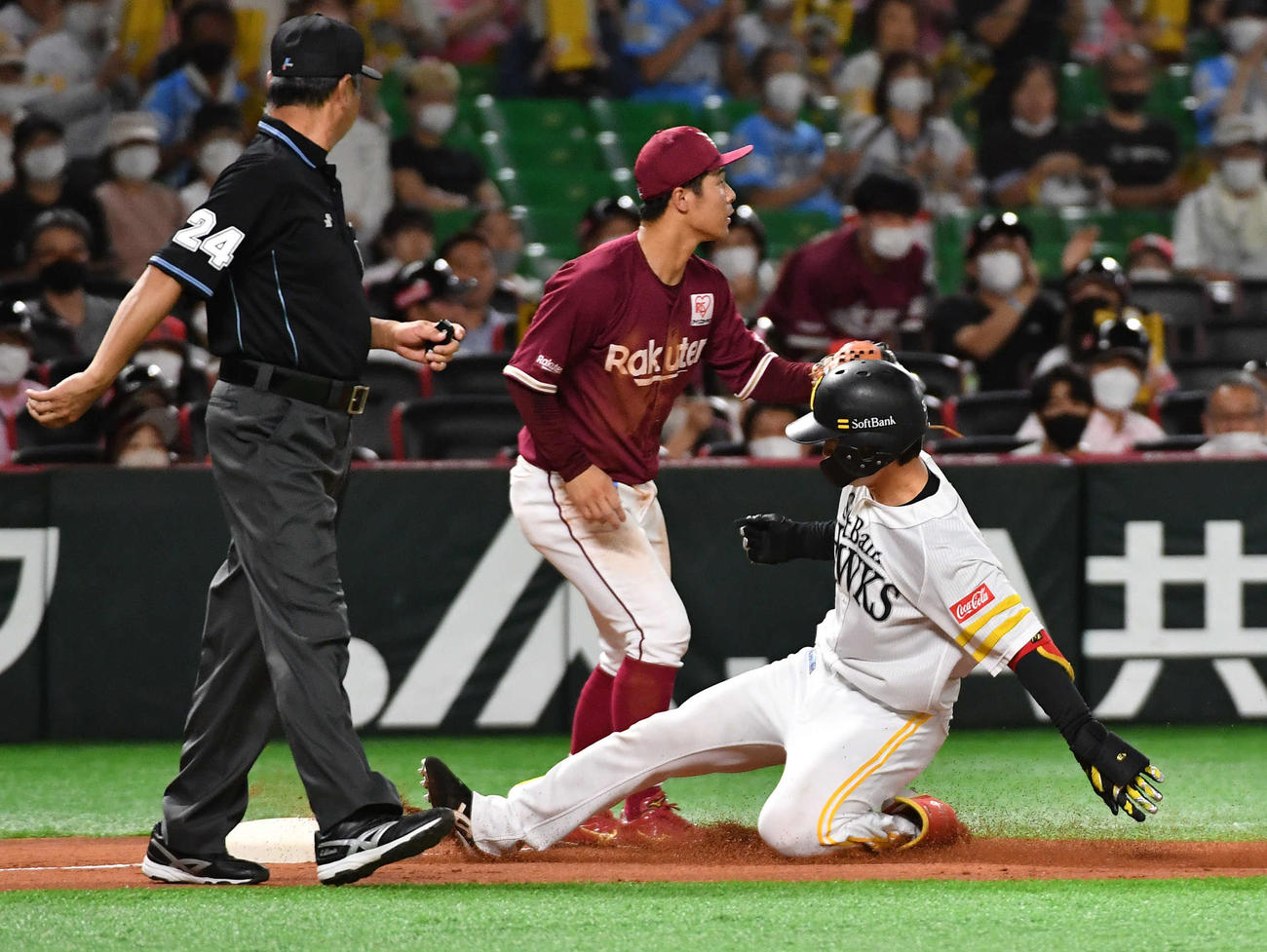 ソフトバンク対楽天　2回裏ソフトバンク1死、左中間へ打球を放ち、三塁へ滑り込む正木（撮影・岩下翔太）