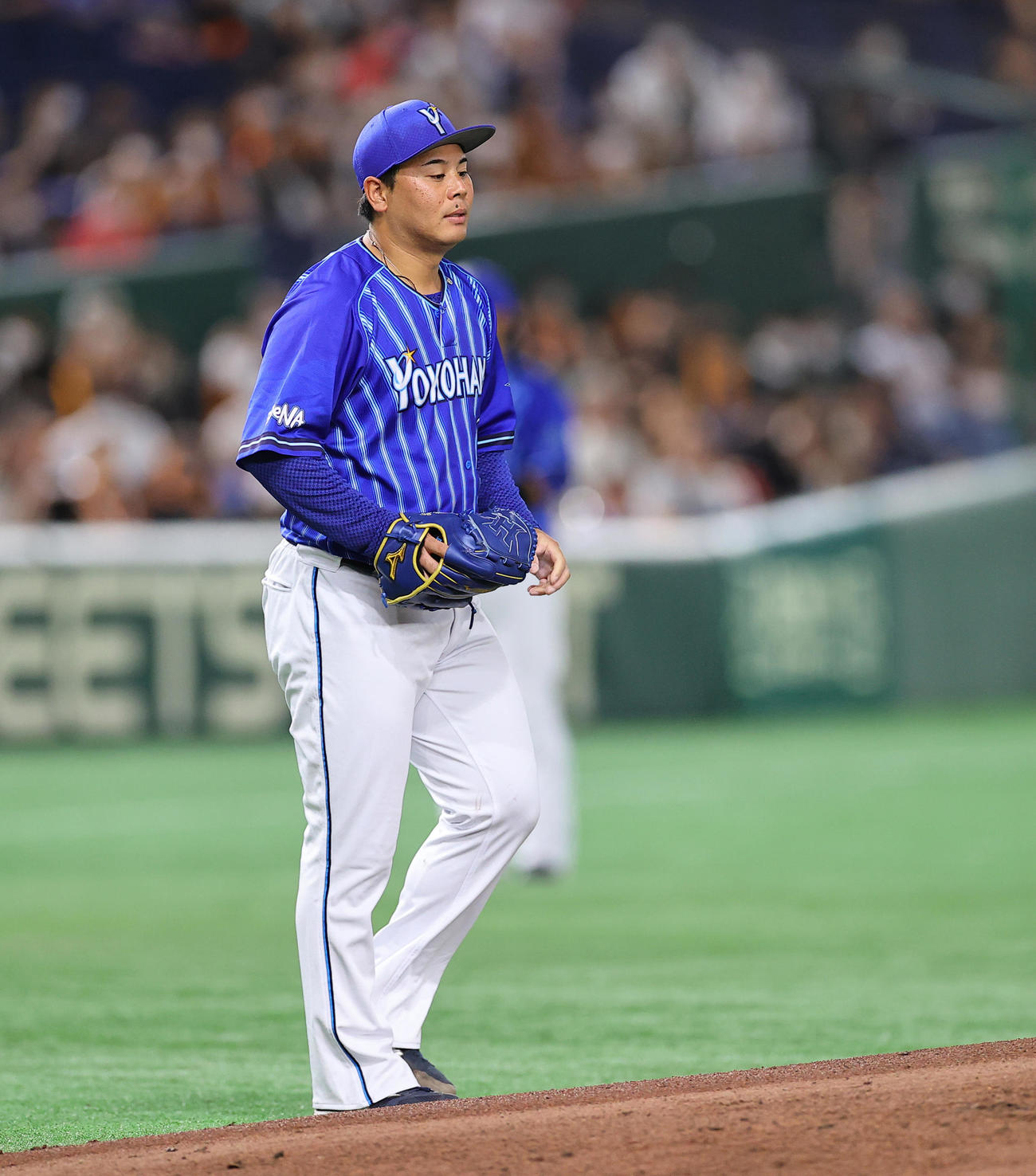 巨人対DeNA 1回裏巨人2死一塁、打者中田の時、ボークで進塁を許した浜口はマウンドを見つめる（撮影・垰建太）
